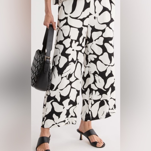 NWT NORDSTROM RACK
Wide Leg black and white,
Crop Pants Size M - Picture 11 of 17